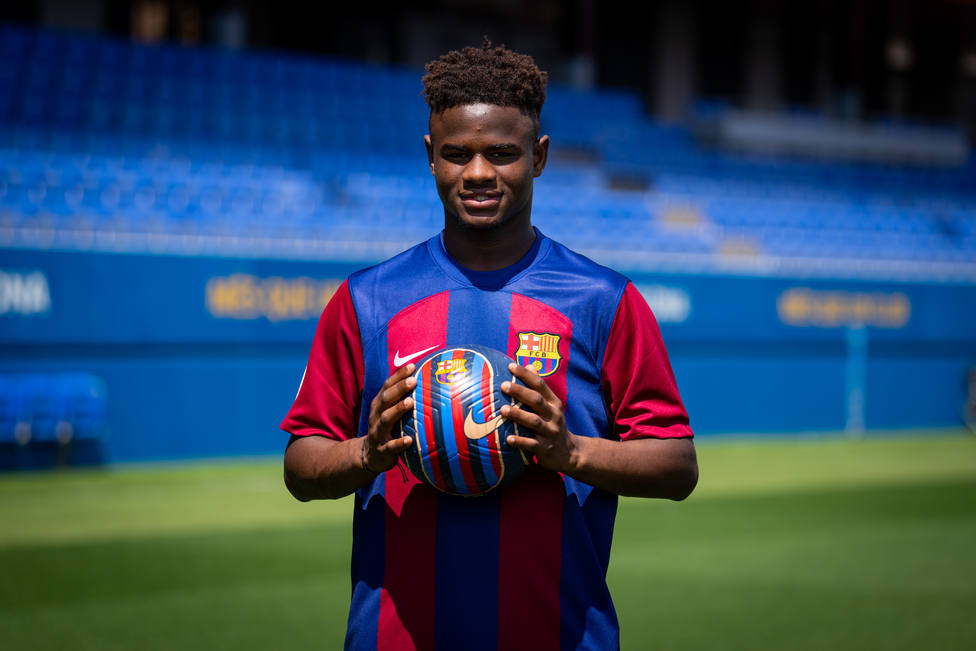 Manchester United Receive Response From Barcelona Regarding Mikayil Faye