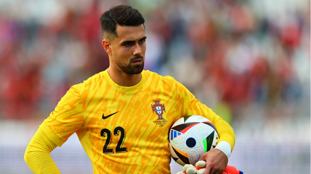 Chelsea, Manchester United, and Manchester City are all reportedly interested in signing FC Porto goalkeeper Diogo Costa.