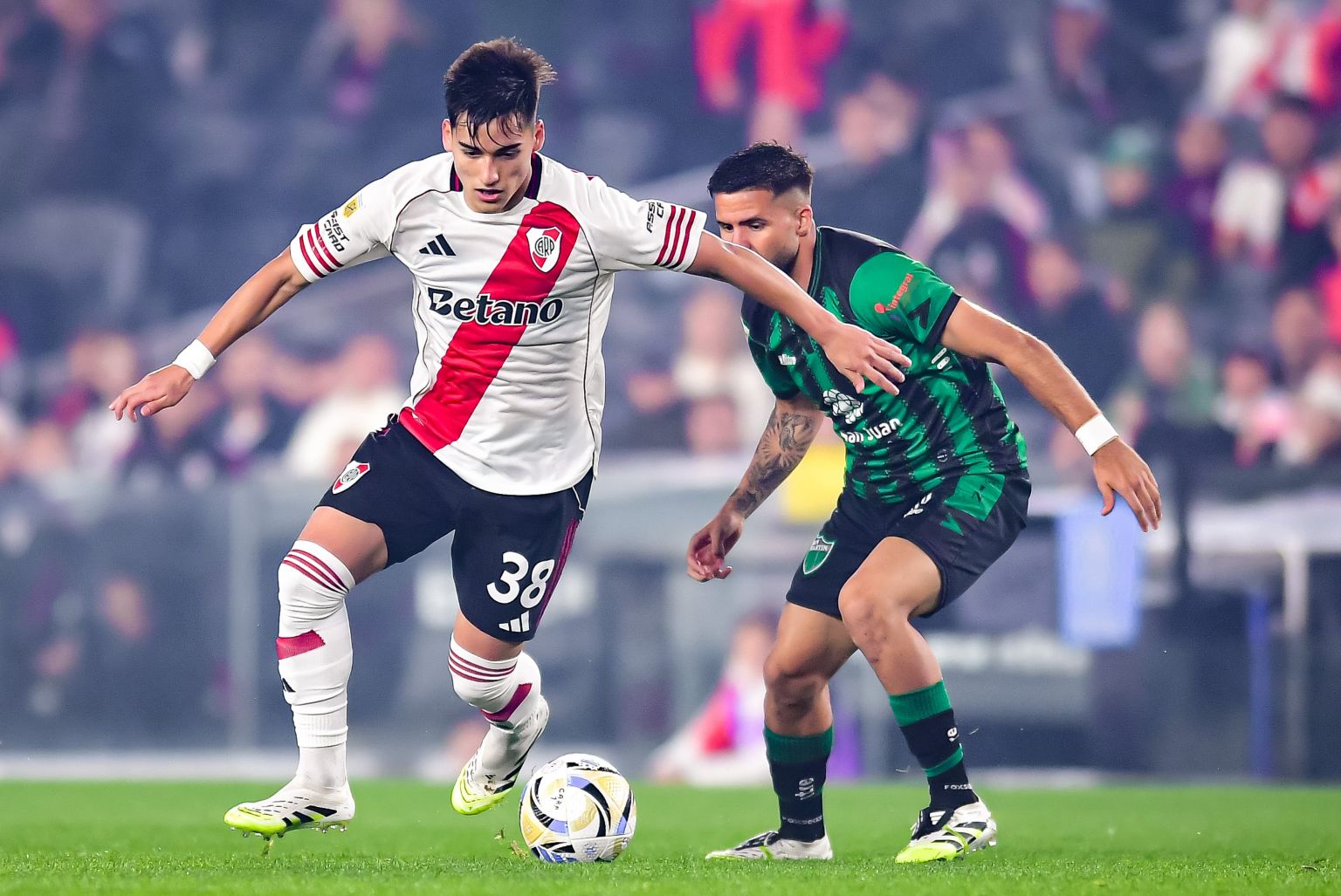 Liverpool, Manchester City, Chelsea, and Arsenal battle for River Plate’s 18-year-old talent Ian Subiabre, eyeing a 2026 move.